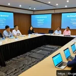 AI 윤리성 평가 기준 - A professional workshop scene in Bangkok featuring a diverse group of Thai experts, academics, and c...